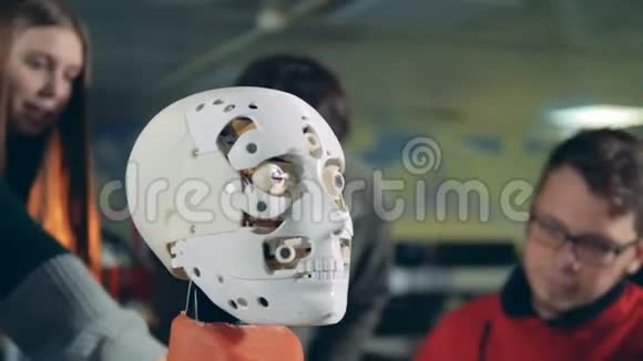 一个机器人的脸的详细视图专家在后台交谈视频的预览图