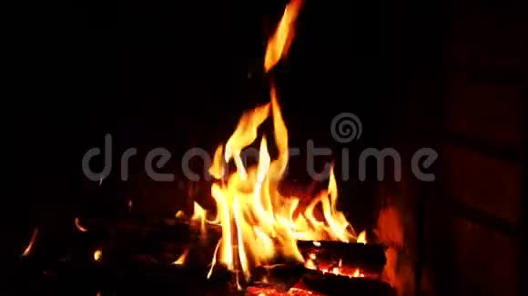 黑色背景上的火焰壁炉里烧木头视频的预览图