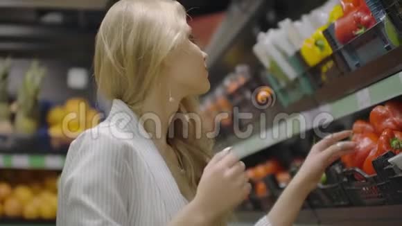 女人在超市买红辣椒女性手工选择有机蔬菜在杂货店零废物购物中心视频的预览图
