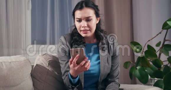 绝望的女商人用手机打视频电话视频的预览图