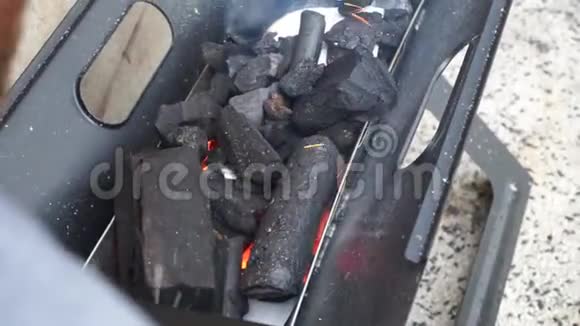 人吹煤在家开派对烧烤中的木炭火焰一种中等比例的煤准备烧烤Sta视频的预览图