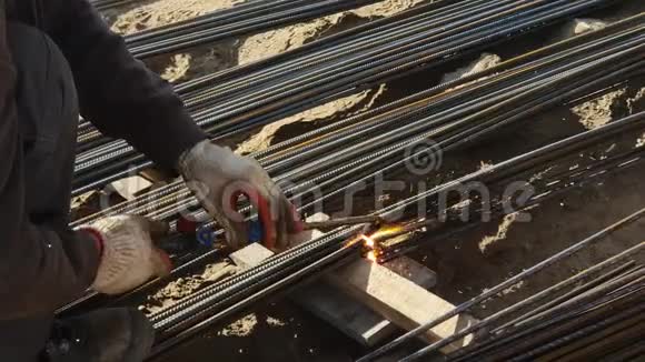 一名雇员用气焊设备在施工现场切割钢筋视频的预览图