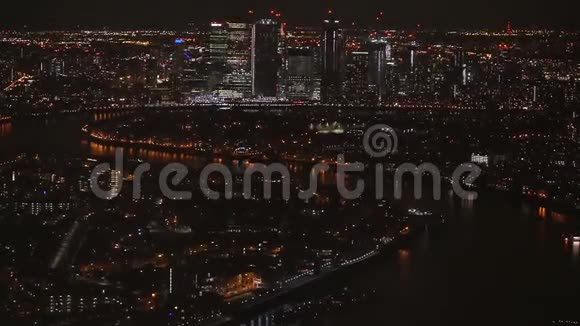 金丝雀码头金融区和伦敦东部靠近泰晤士河的摩天大楼的空中夜景视频的预览图