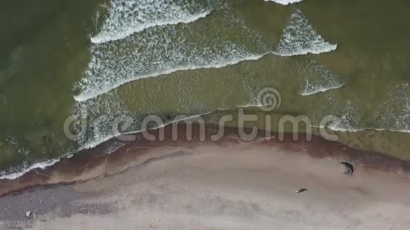 波罗的海沙滩和海浪空中视频的预览图
