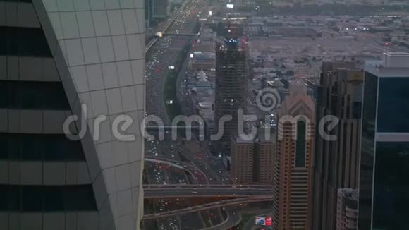 谢赫扎耶德公路的空中交通景观摩天大楼和地标迪拜城市道路BurjKhalifa周围视频的预览图