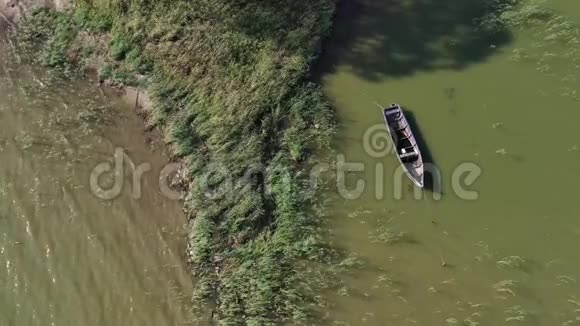 在海水上孤独的老式木渔船空中视频的预览图