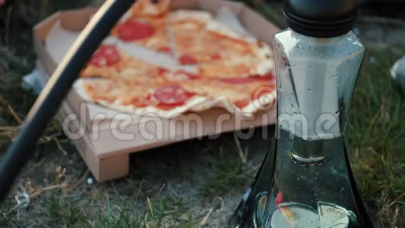 夏季在乌西德草地上翻盖比萨饼和钩藤视频的预览图