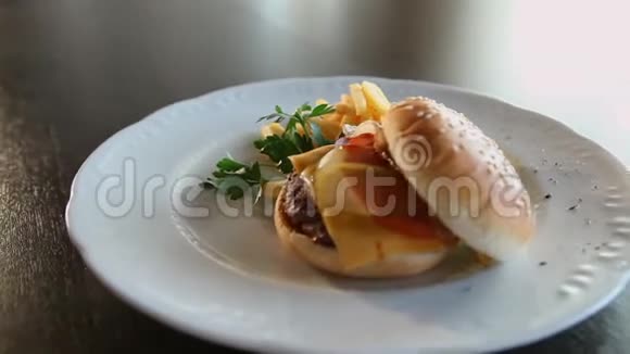 汉堡和薯条放在白色盘子里卡路里摄入量吃得好不健康的食物能源密集食品视频的预览图
