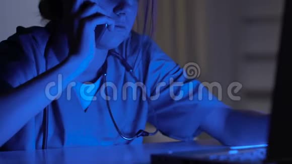 护士手提电脑和通话电话救护车呼叫中心管理员视频的预览图