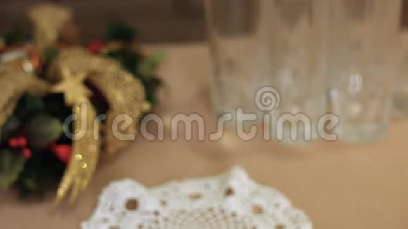 圣诞蛋糕和饼干提供在明亮温暖的桌子K33SF视频的预览图