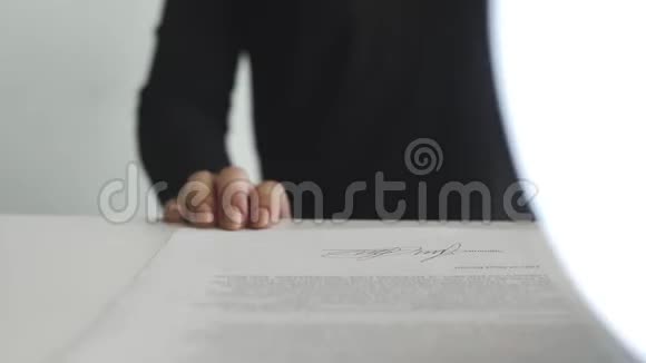 在合同或文件中加盖可接受印章的女性手视频的预览图