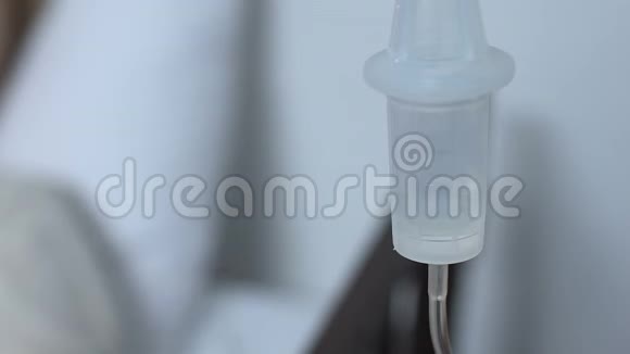 住院的老年女性病人病床附近滴管的特写视频的预览图