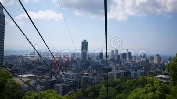 从索道俯瞰神户的城市景色视频的预览图