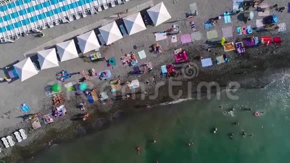 城市海滩的最高景观人们在海滩上晒日光浴在黑海游泳视频的预览图