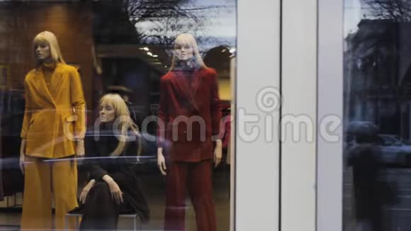 三个时髦的女模特在一个橱窗里等待黑色星期五视频的预览图