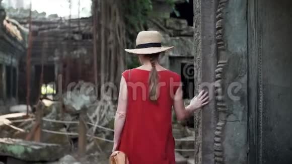 穿着红色衣服的白人妇女探索塔普罗姆神庙的废墟视频的预览图