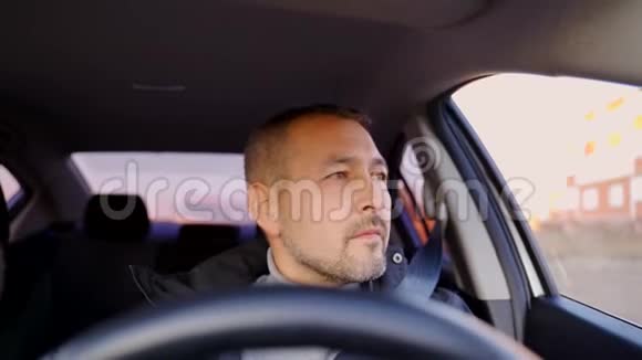 一个留着短胡子开车的人的肖像视频的预览图