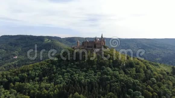 4k空中视频围绕德国的伯格霍亨佐伦城堡上升以揭示战略位置在山顶视频的预览图