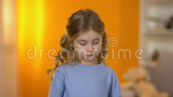 小女孩哭着闭上眼睛忍受婴儿的恐惧心理帮助视频的预览图