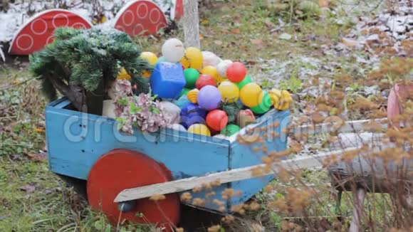 冬天花园里有玩具的手推车后院的装饰视频的预览图