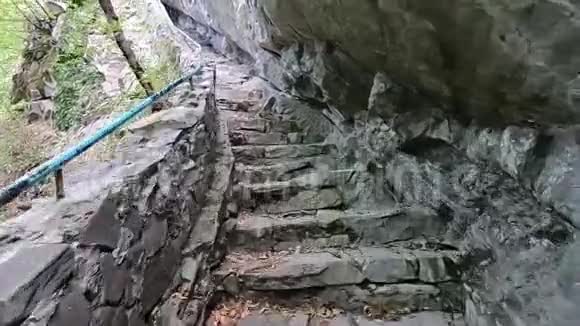 在岩石下面爬石头楼梯视频的预览图