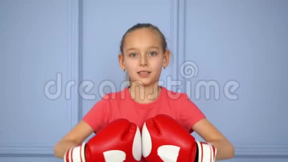 戴着拳击手套的可爱小女孩视频的预览图