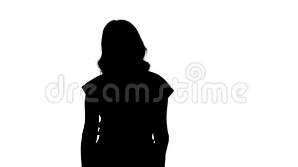 年轻的女人一头金发穿着红色T恤看着镜头毫无感情视频的预览图
