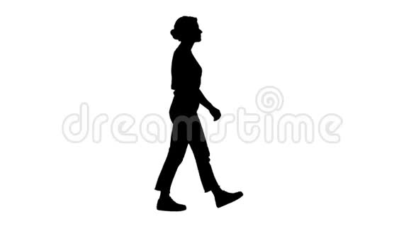 剪影女人穿红色t恤牛仔裤和运动鞋行走视频的预览图