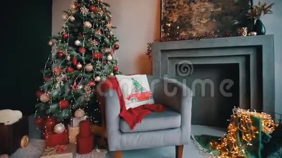 带冷杉树和带礼物的壁炉附近的圣诞客厅视频的预览图