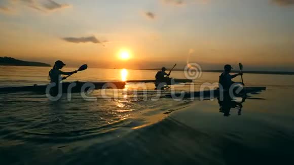 日落的河流和划船者沿着它划船视频的预览图