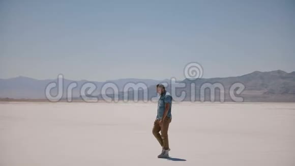 疲惫的中年男子穿着休闲服独自在危险的炎热的阳光明媚的盐湖城散步视频的预览图