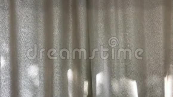 男性手打开窗帘在家中用手触摸城市的阳光视频的预览图