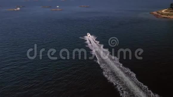 快艇在海上快速航行视频的预览图