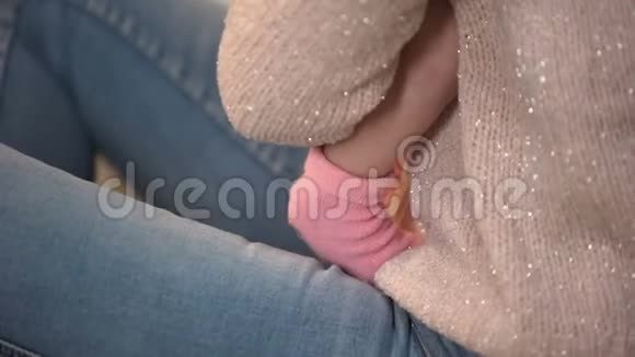 年轻女士拥抱美丽的新生儿婴儿发育婴儿保健视频的预览图