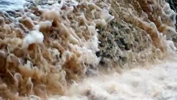 巨大的瀑布靠近视频的预览图
