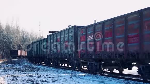 一辆旧货运车在晴朗的雪天轨道上行驶视频的预览图