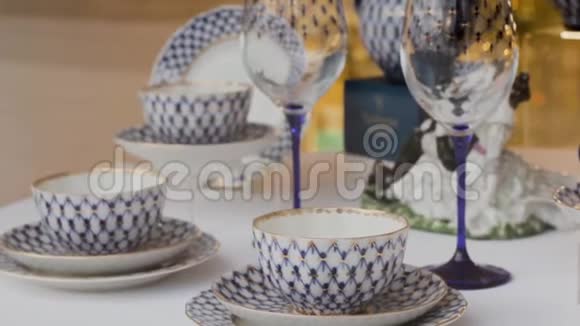 带有图案的陶瓷杯和碟子装饰茶壶视频的预览图