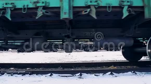 装有货物的铁路货车火车的运行视频的预览图