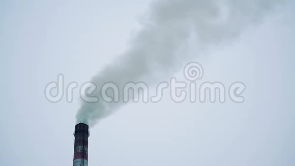 火力发电厂的一根大管子里冒出的烟对着灰色的多云天空工业区视频的预览图