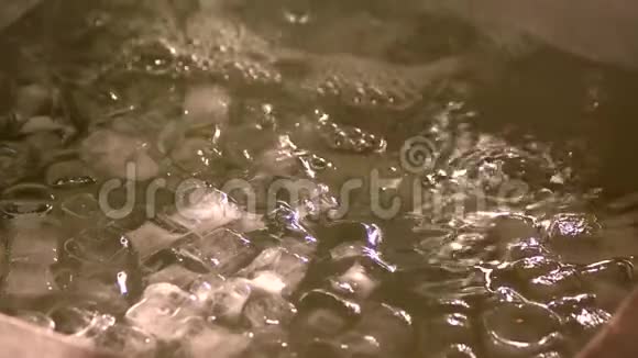 冰块漂浮在水上视频的预览图