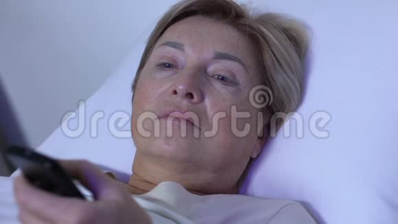 医生拿着老女病人的电视遥控器无礼视频的预览图