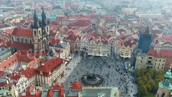 旧城广场从空中时间流逝布拉格的航班视频的预览图