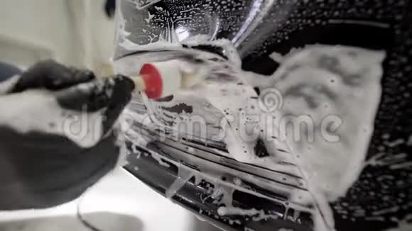 肥皂泡沫中的汽车罩视频的预览图