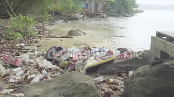 海边的塑料垃圾西哈努克城柬埔寨亚洲视频的预览图