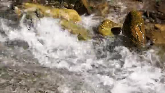 强大的水流在石头上视频的预览图