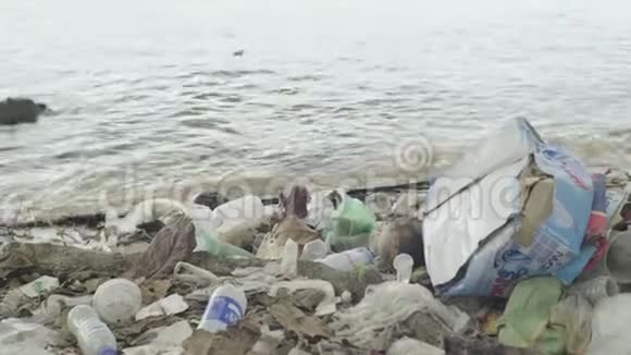 海边的塑料垃圾西哈努克城柬埔寨亚洲视频的预览图