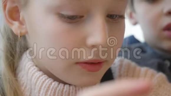 合上可爱的小女孩吃披萨视频的预览图