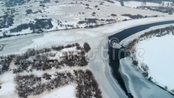 冬季两条河流汇合视频的预览图