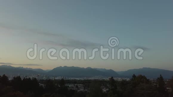 日落温哥华城市与山脉的背景视频的预览图