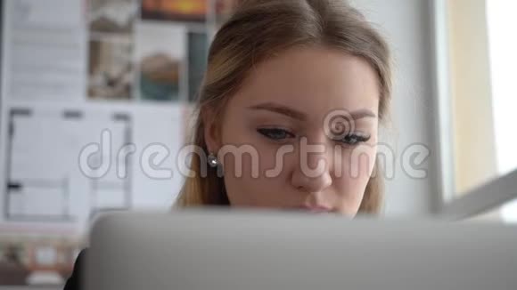 惊喜又快乐的商务女性在她的笔记本电脑前视频的预览图